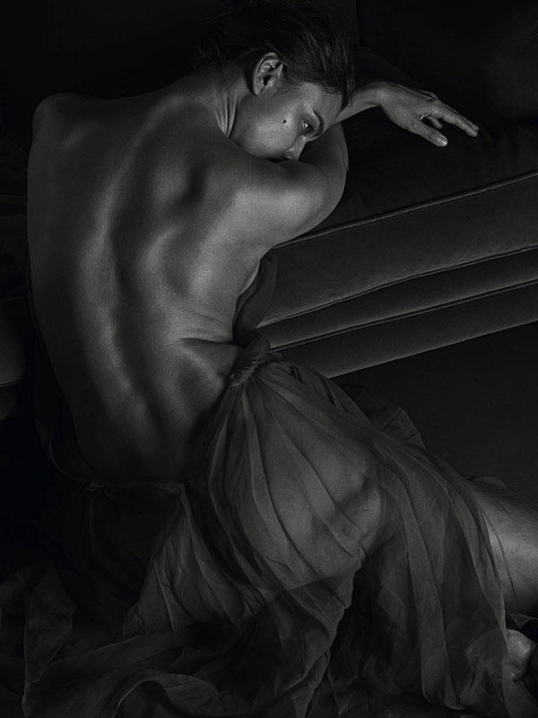 irina_shayk_black_and_white_hotness_for_gq_14-fcab0203_web