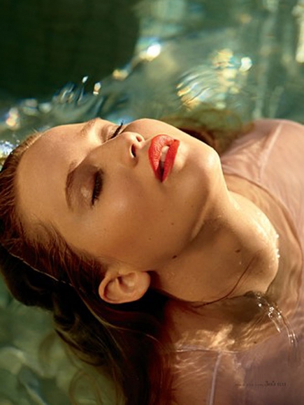 Jennifer Lawrence Looks Gorgeous in Elle Magazine December 2012