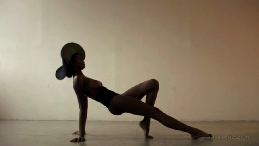 Jessica White Behind The Scenes Naked Photoshoot For Bullett Magazine (NSFW)