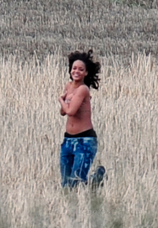 Rihanna Goes Topless During Her Video Shoot in Ireland – Pictures